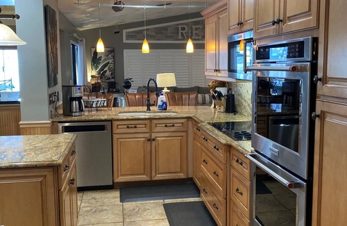 Hidden Lake Estates Maison | Trop Resort Home,4 Kings & Qn, Spa, Tiki Bar, PoolBath, Margarita Machine, Grill