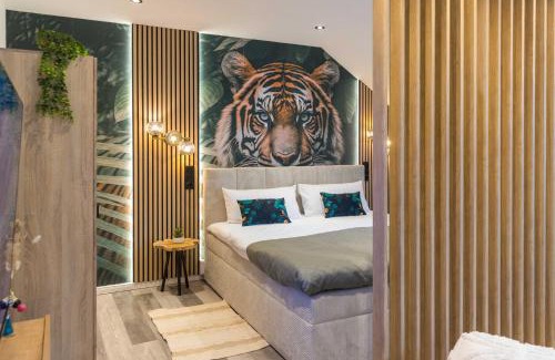 Hof Appartement | Tropengeflüster Penthouse in Hof, Whirlpool, Balkon, Webergrill, Digital Checkin, Parkplatz, Wlan330Mbit