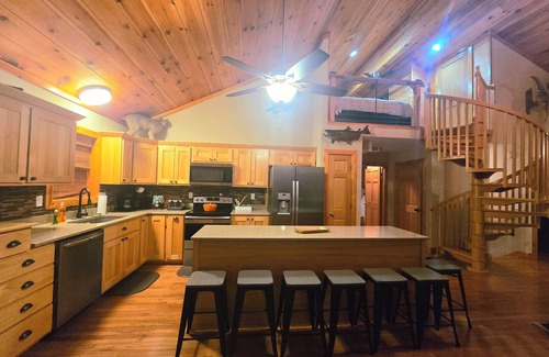 Lynxville Cabine | Trophy Ridge Lodge - 4 bed/3 bath- outdoor hot tub- Game room