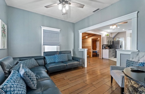 Stockton Hôtel | Tropical 11BR Getaway + Yard for 40 Guests 3-Units