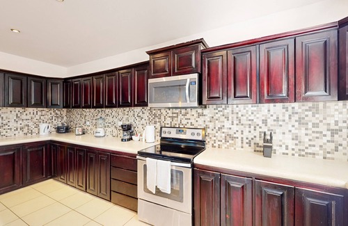 Jaco Appartement | Tropical apartment near the beach with on-site pool & private balcony