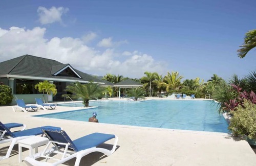 St. Ann's Bay Maison | Tropical Bungalow - Close to OchiˑACˑBeach ClubˑFamilyˑSun VillaˑCook Available