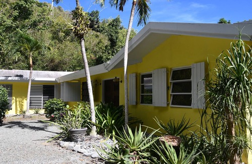 Estate La Vallee Maison | Escapade tropicale avec vue sur l'océan et piscine, idéale pour se détendre en famille.