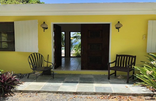 Estate La Vallee Maison | Escapade tropicale avec vue sur l'océan et piscine, idéale pour se détendre en famille.