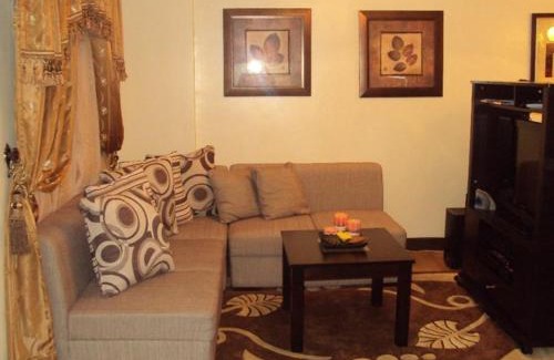 Las Pinas Appartement | Tropical Hawaiian 2BR Condo Unit in Metro Manila with Laundry Area - Sleeps 4