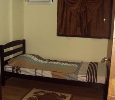 Las Pinas Appartement | Tropical Hawaiian 2BR Condo Unit in Metro Manila with Laundry Area - Sleeps 4