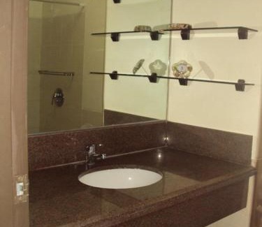 Las Pinas Appartement | Tropical Hawaiian 2BR Condo Unit in Metro Manila with Laundry Area - Sleeps 4