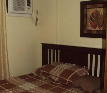 Las Pinas Appartement | Tropical Hawaiian 2BR Condo Unit in Metro Manila with Laundry Area - Sleeps 4