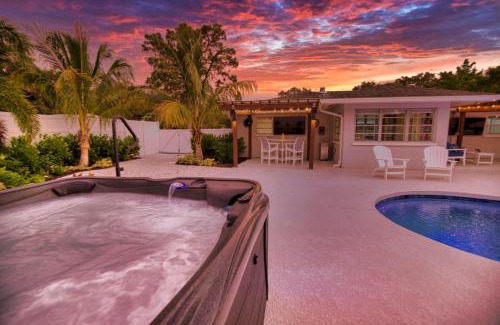 South Sarasota Maison | Tropical Oasis, Heated Pool, Hot Tub, Near Siesta Key