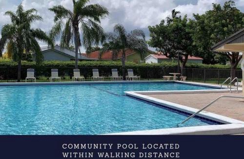 Sunset Maison | Tropical Oasis home w Community Pool great area