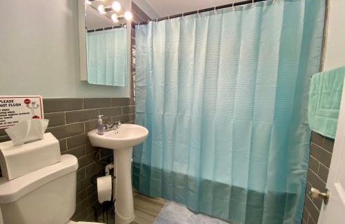 Irvington Maison | Tropical Oasis - Room 1