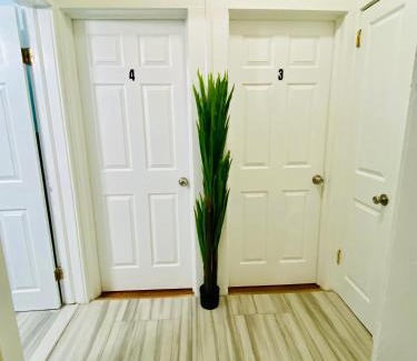 Irvington Maison | Tropical Oasis - Room 3