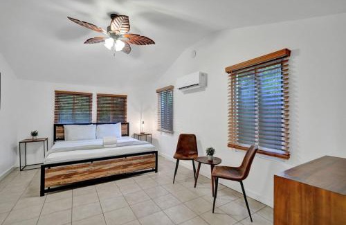 Sailboat Bend Maison | Tropical Oasis Studio w Pool
