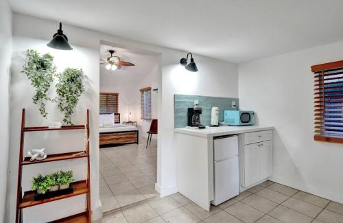 Sailboat Bend Maison | Tropical Oasis Studio w Pool