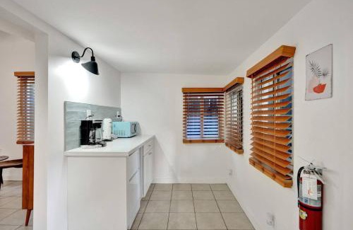 Sailboat Bend Maison | Tropical Oasis Studio w Pool