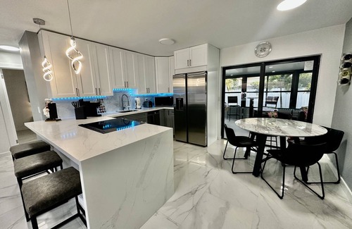 Greenacres Maison | Tropical Paradise 3 Bedrooms, 2 Baths, Coconut Palms, Jacuzzi, Shopping, Beaches