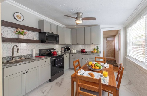 Greenacres Maison | Tropical Vibes! Spacious 2BD/1BA, BBQ, Parking & more -10 min to Best Locations