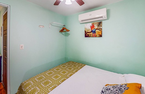 Tarcoles Lit Et Petit-Déjeuner | Tropical villas with pool access, scenic balcony, & shared full kitchen, dogs ok