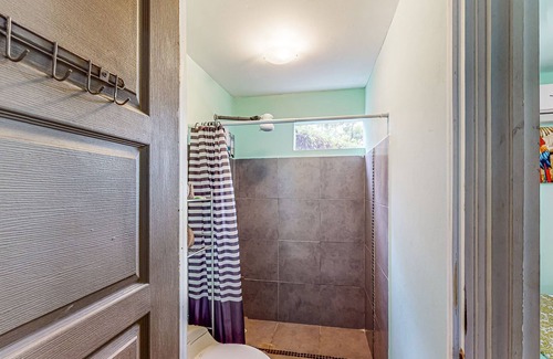 Tarcoles Lit Et Petit-Déjeuner | Tropical villas with pool access, scenic balcony, & shared full kitchen, dogs ok