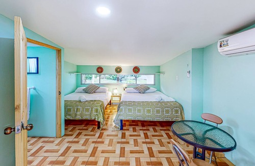 Tarcoles Lit Et Petit-Déjeuner | Tropical villas with pool access, scenic balcony, & shared full kitchen, dogs ok