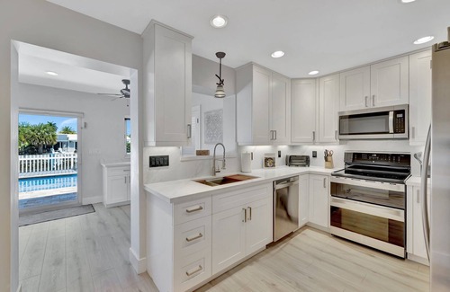 Wilton Manors Villa | Tropical Waterfront Shared Pool 2bd 2ba Duplex
