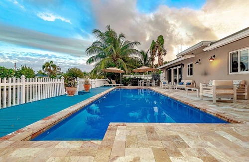 Wilton Manors Villa | Tropical Waterfront Shared Pool 2bd 2ba Duplex