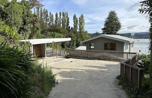 Lake Tarawera Maison | PELOUSE AU LAC et attraper la truite hors de la jetée