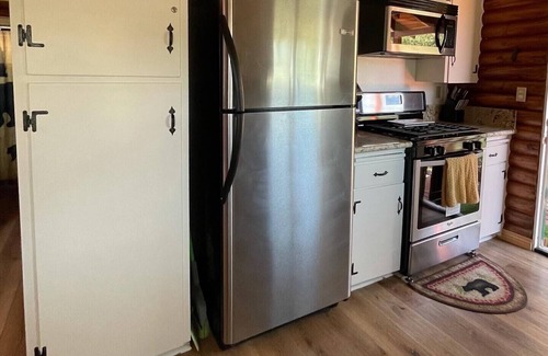 Arrowbear Lake Cabine | True Log Cabin, located 4 miles from Snow Valley, with an Awesome wooden Deck.