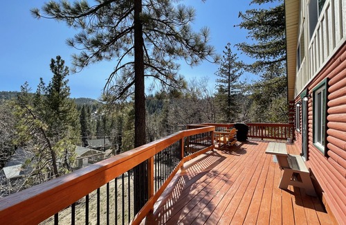 Arrowbear Lake Cabine | True Log Cabin, located 4 miles from Snow Valley, with an Awesome wooden Deck.