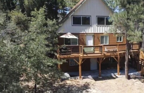 Arrowbear Lake Cabine | True Log Cabin, located 4 miles from Snow Valley, with an Awesome wooden Deck.
