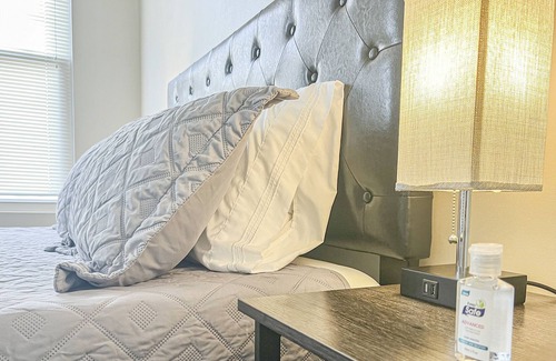 Ross Township Appartement | True PGH Experience! Fast Wifi + Free Parking!