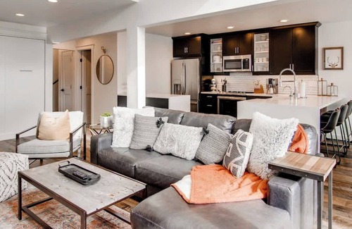 East Village at Copper Maison | True Ski-In, Ski-Out, Luxe moderne, Patio incroyable, bain à remous