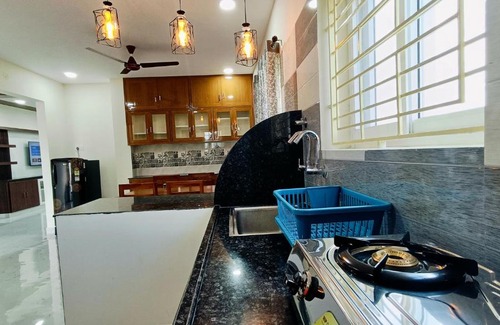 Tirupati Appartement | TrueLife - Chinmai Nivas - Breakfast Included - Modern 2BHK homes for families - Tirumala Mountain View - Fast WiFi - Many restaurants nearby - Hall, AC bedrooms, Modular Kitchen - Android TV - 250 Jio Channels - Top Service with lots of Love