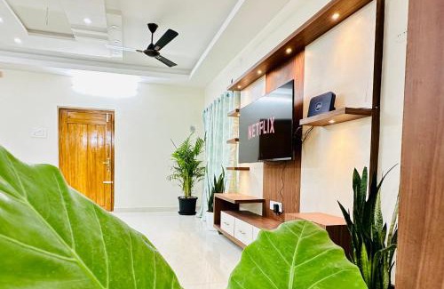 Tirupati Appartement | TrueLife Majestic Suites - 3BHK Large Signature Apartments - PS4 Veg Restaurant - On the way to Balaji Temple - Modular Kitchen - Large Hall, Super fast WiFi, Smart TV, 250 Jio Channel - Easy access to all Temples - Parking - Top service with lots of Love