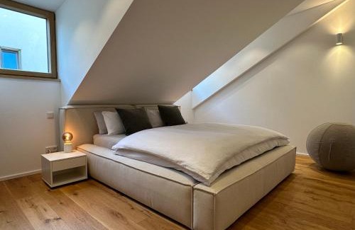 Innenstadt - Sankt Ulrich-Dom Appartement | TRULY - Direkt am Rathausplatz, Dachterrasse mit Blick auf Perlachturm, Garage, Fahrstuhl
