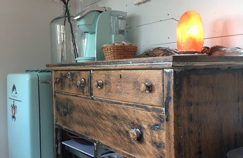 Edgewater Beach Cottage | RARE FIND, COSY COTTAGE, retraite du lac Travis pour deux! Artsy et luxueux!