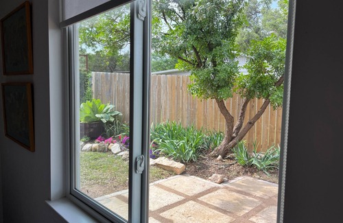 Edgewater Beach Cottage | RARE FIND, COSY COTTAGE, retraite du lac Travis pour deux! Artsy et luxueux!