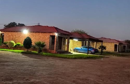 Moses Kotane Cabine | Tsekida Guest Lodge