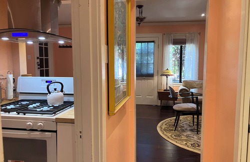 Nob Hill Appartement | Tucked away garden-facing studio with sundeck on a tree-lined alleyway of stairs