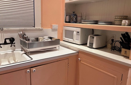 Nob Hill Appartement | Tucked away garden-facing studio with sundeck on a tree-lined alleyway of stairs