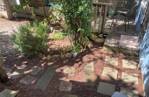 Nob Hill Appartement | Tucked away garden-facing studio with sundeck on a tree-lined alleyway of stairs