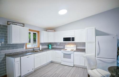 Clifton Royal Maison | Tucked Away Walk to Beach Pet Friendly Relax