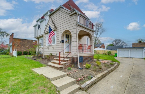 Garfield Heights Maison | Tudor Chalet-Historical home w/modern amenities n gardens. Close to I-480/I- 77!