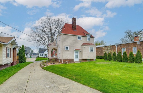 Garfield Heights Maison | Tudor Chalet-Historical home w/modern amenities n gardens. Close to I-480/I- 77!
