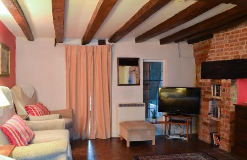 Romsey Maison | Tudor Cottage Studio