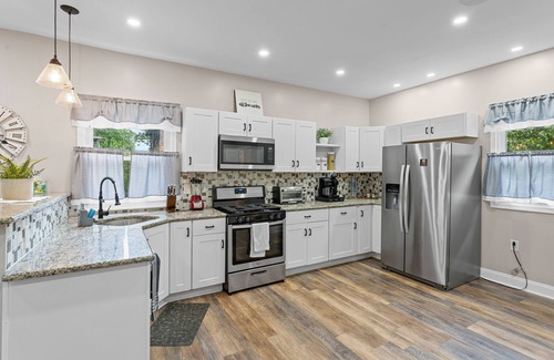 East Lansdowne Maison | Near Eagles Field ,Cozy 6bed, 12 guest, PHL,UPENN, Fast Wi-Fi, King Bed, Parking