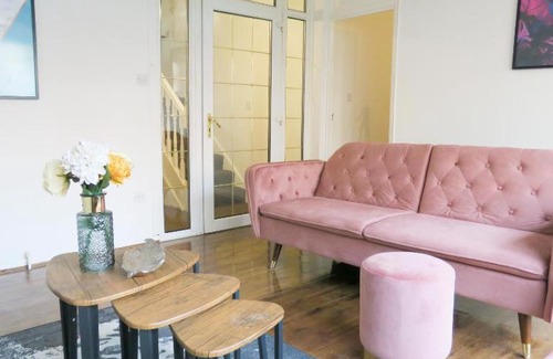 The Westside Maison | Tudors eSuites - Five Ways, Private Terrace & Parking