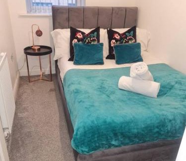 Bordesley Appartement | Tudors eSuites - Three Bedroom House with Garden and Driveway #24StL