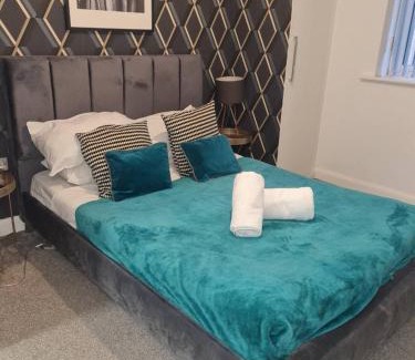 Bordesley Appartement | Tudors eSuites - Three Bedroom House with Garden and Driveway #24StL