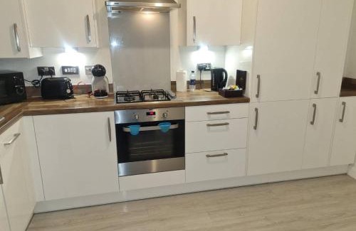 Bordesley Appartement | Tudors eSuites - Three Bedroom House with Garden and Driveway #24StL